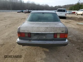 1987 Mercedes-Benz 300 with VIN WDBCB2503HA326913, listed as a Copart auction lot 45600005 with 232,194 mi miles and Clean Title. Bid and sale history available at DreamBid. Image 6.