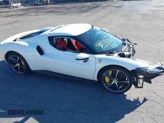 2024 Ferrari 296 GTB z VIN ZFF99SLA6R0303425, wystawiony jako IAAI lot #39193585 z przebiegiem Nie podano mil oraz . Historia ofert i sprzedaży dostępna na DreamBid. Obrazek 21.