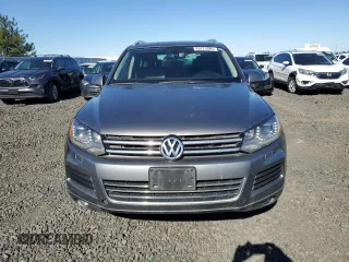2013 Volkswagen Touareg Lux z VIN WVGEF9BP8DD009350, wystawiony jako Copart lot #55775385 z przebiegiem 165 958 mil mil oraz Czysty tytuł • Clean title. Historia ofert i sprzedaży dostępna na DreamBid. Obrazek 5.