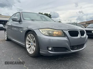 2011 BMW 3 Series 328i z VIN WBAPH7C58BE677372, wystawiony jako Copart lot #63508385 z przebiegiem 111 583 mil mil oraz Czysty tytuł • Clean title. Historia ofert i sprzedaży dostępna na DreamBid. Obrazek 1.
