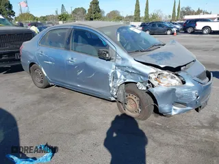 2009 Toyota Yaris z VIN JTDBT903991327650, wystawiony jako IAAI lot #41359356 z przebiegiem 147 469 mil mil oraz . Historia ofert i sprzedaży dostępna na DreamBid. Obrazek 1.