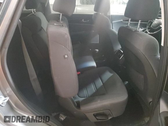 2019 Kia Sorento LX z VIN 5XYPGDA58KG487702, wystawiony jako Copart lot #58161275 z przebiegiem 91 928 mil mil oraz Szkoda całkowita • Salvage title. Historia ofert i sprzedaży dostępna na DreamBid. Obrazek 11.