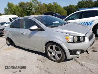 2014 Chevrolet Sonic LTZ z VIN 1G1JE5SB6E4215697, wystawiony jako Copart lot #70820024 z przebiegiem 166 414 mil mil oraz Szkoda całkowita • Salvage title. Historia ofert i sprzedaży dostępna na DreamBid. Obrazek 4.