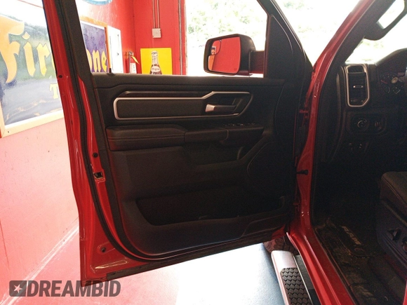 2023 Ram 1500 Big Horn z VIN 1C6RRFFG9PN561001, wystawiony jako IAAI lot #42575762 z przebiegiem 42 164 mil mil oraz . Historia ofert i sprzedaży dostępna na DreamBid. Obrazek 28.