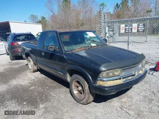 2001 Chevrolet S-10 LS with VIN 1GCCS19W918189223, listed as a IAAI auction lot 41597634 with 256,913 mi miles. Bid and sale history available at carsss.com. Image 1.
