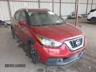 2018 Nissan Kicks SV z VIN 3N1CP5CUXJL536854, wystawiony jako IAAI lot #42033852 z przebiegiem 100 121 mil mil oraz . Historia ofert i sprzedaży dostępna na DreamBid. Obrazek 1.
