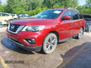 2017 Nissan Pathfinder Platinum z VIN 5N1DR2MNXHC645902, wystawiony jako IAAI lot #42396546 z przebiegiem 123 608 mil mil oraz . Historia ofert i sprzedaży dostępna na DreamBid. Obrazek 2.