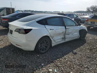 2022 Tesla Model 3 z VIN 5YJ3E1EA8NF348174, wystawiony jako Copart lot #53757025 z przebiegiem 38 722 mil mil oraz Nie do naprawy • Non repairable. Historia ofert i sprzedaży dostępna na DreamBid. Obrazek 3.
