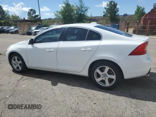 2013 Volvo S60 T5 Premier z VIN YV1612FS2D1218429, wystawiony jako Copart lot #57075845 z przebiegiem 82 846 mil mil oraz Czysty tytuł • Clean title. Historia ofert i sprzedaży dostępna na DreamBid. Obrazek 2.