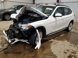 2013 BMW X1 xDrive28i z VIN WBAVL1C58DVR85843, wystawiony jako Copart lot #57589125 z przebiegiem 102 198 mil mil oraz Szkody całkowita. Historia ofert i sprzedaży dostępna na DreamBid. Obrazek 1.