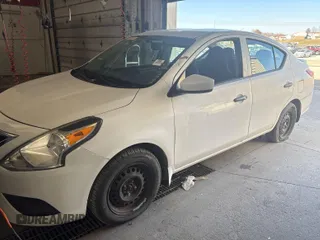 2017 Nissan Versa S Plus z VIN 3N1CN7AP8HL812361, wystawiony jako IAAI lot #42351015 z przebiegiem 25 584 mil mil oraz . Historia ofert i sprzedaży dostępna na DreamBid. Obrazek 1.
