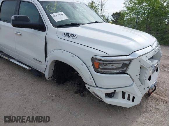 2019 Ram 1500 Big Horn z VIN 1C6SRFFT6KN660091, wystawiony jako IAAI lot #42336804 z przebiegiem 59 162 mil mil oraz . Historia ofert i sprzedaży dostępna na DreamBid. Obrazek 18.