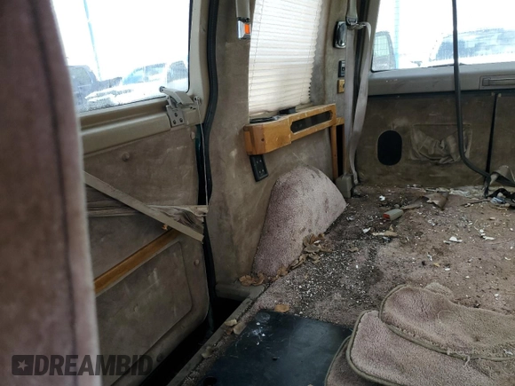 1998 GMC Safari z VIN 1GDDM19WXWB540497, wystawiony jako Copart lot #50780655 z przebiegiem 115 575 mil mil oraz Nie do naprawy. Historia ofert i sprzedaży dostępna na DreamBid. Obrazek 11.