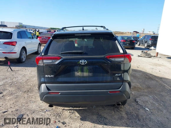 2021 Toyota RAV4 XLE Premium z VIN 2T3C1RFVXMW105387, wystawiony jako IAAI lot #42238526 z przebiegiem 58 627 mil mil oraz . Historia ofert i sprzedaży dostępna na DreamBid. Obrazek 16.