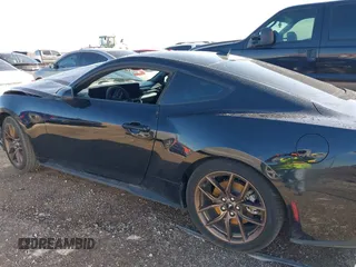 2024 Ford Mustang EcoBoost z VIN 1FA6P8TH1R5118490, wystawiony jako IAAI lot #41720519 z przebiegiem Nie podano mil oraz . Historia ofert i sprzedaży dostępna na DreamBid. Obrazek 13.