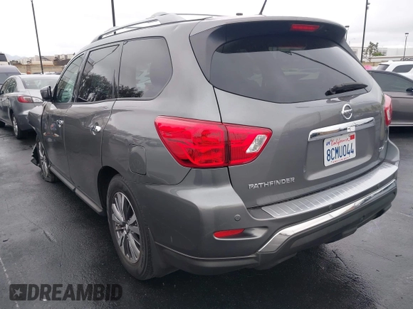 2018 Nissan Pathfinder S z VIN 5N1DR2MN2JC621860, wystawiony jako IAAI lot #42192719 z przebiegiem 52 762 mil mil oraz . Historia ofert i sprzedaży dostępna na DreamBid. Obrazek 3.