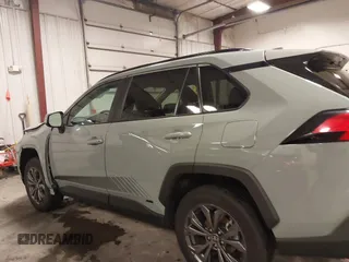 2023 Toyota RAV4 Hybrid XLE Premium z VIN 4T3B6RFV0PU118506, wystawiony jako IAAI lot #41972785 z przebiegiem 16 496 mil mil oraz . Historia ofert i sprzedaży dostępna na DreamBid. Obrazek 15.