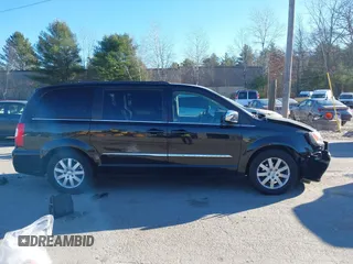2011 Chrysler Town & Country Touring L z VIN 2A4RR8DG6BR803563, wystawiony jako IAAI lot #40921680 z przebiegiem 59 881 mil mil oraz . Historia ofert i sprzedaży dostępna na DreamBid. Obrazek 13.