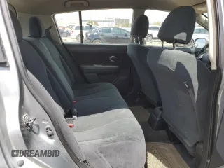 2011 Nissan Versa S z VIN 3N1BC1CP5BL464666, wystawiony jako Copart lot #55729825 z przebiegiem 246 951 mil mil oraz Czysty tytuł • Clean title. Historia ofert i sprzedaży dostępna na DreamBid. Obrazek 10.