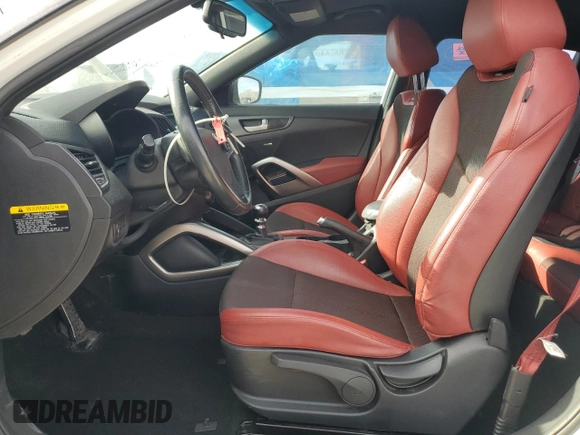 2016 Hyundai Veloster Turbo z VIN KMHTC6AE6GU302201, wystawiony jako Copart lot #54613235 z przebiegiem 105 796 mil mil oraz Szkoda całkowita • Salvage title. Historia ofert i sprzedaży dostępna na DreamBid. Obrazek 7.