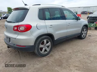 2010 Volkswagen Tiguan S z VIN WVGBV7AX2AW536795, wystawiony jako IAAI lot #42055276 z przebiegiem 184 847 mil mil oraz . Historia ofert i sprzedaży dostępna na DreamBid. Obrazek 4.