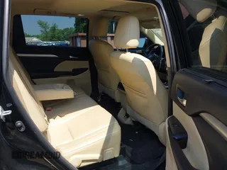 2015 Toyota Highlander XLE z VIN 5TDJKRFH2FS224327, wystawiony jako IAAI lot #42395386 z przebiegiem 118 760 mil mil oraz . Historia ofert i sprzedaży dostępna na DreamBid. Obrazek 8.