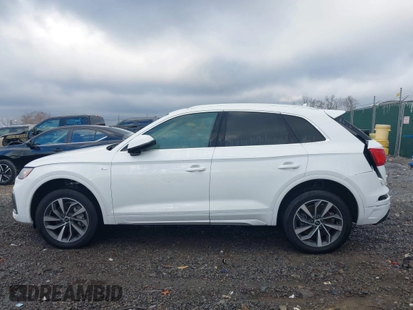 2024 Audi Q5 S line Premium z VIN WA1GAAFY4R2024229, wystawiony jako IAAI lot #40549244 z przebiegiem 7 641 mil mil oraz . Historia ofert i sprzedaży dostępna na DreamBid. Obrazek 14.