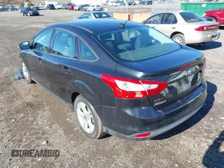2013 Ford Focus SE z VIN 1FADP3F22DL121744, wystawiony jako IAAI lot #41743289 z przebiegiem 121 940 mil mil oraz . Historia ofert i sprzedaży dostępna na DreamBid. Obrazek 3.