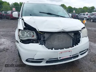 2014 Chrysler Town & Country Touring z VIN 2C4RC1BG0ER255596, wystawiony jako IAAI lot #42351678 z przebiegiem 217 632 mil mil oraz . Historia ofert i sprzedaży dostępna na DreamBid. Obrazek 6.