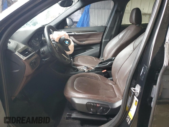2017 BMW X1 xDrive28i z VIN WBXHT3Z39H4A57395, wystawiony jako Copart lot #56357845 z przebiegiem Nie podano mil oraz Szkoda całkowita • Salvage title. Historia ofert i sprzedaży dostępna na DreamBid. Obrazek 7.