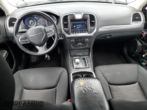 2018 Chrysler 300 Touring L z VIN 2C3CCAAG4JH317108, wystawiony jako Copart lot #55472305 z przebiegiem 70 977 mil mil oraz Szkoda całkowita • Salvage title. Historia ofert i sprzedaży dostępna na DreamBid. Obrazek 8.