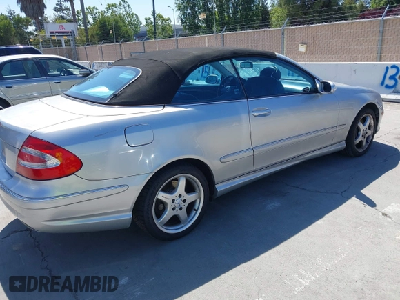 2004 Mercedes-Benz CLK 500 z VIN WDBTK75G24T009579, wystawiony jako IAAI lot #42313638 z przebiegiem 151 536 mil mil oraz . Historia ofert i sprzedaży dostępna na DreamBid. Obrazek 4.
