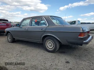1984 Mercedes-Benz 300 with VIN WDBAB33A3EA157882, listed as a Copart auction lot 76098034 with 185,136 mi miles and Clean Title. Bid and sale history available at carsss.com. Image 2.