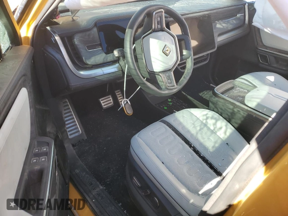 2022 Rivian R1T Launch Edition z VIN 7FCTGAAL2NN011755, wystawiony jako Copart lot #81940684 z przebiegiem Nie podano mil oraz Szkoda całkowita • Salvage title. Historia ofert i sprzedaży dostępna na DreamBid. Obrazek 8.