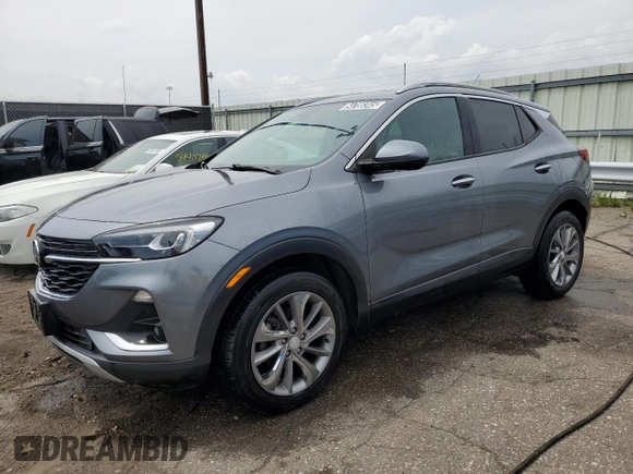 2021 Buick Encore GX Essence z VIN KL4MMGSL6MB154142, wystawiony jako Copart lot #54700345 z przebiegiem 86 638 mil mil oraz Czysty tytuł • Clean title. Historia ofert i sprzedaży dostępna na DreamBid. Obrazek 1.