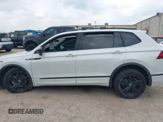 2024 Volkswagen Tiguan SE R-Line Black z VIN 3VVCB7AX3RM111987, wystawiony jako IAAI lot #42148019 z przebiegiem 6 455 mil mil oraz . Historia ofert i sprzedaży dostępna na DreamBid. Obrazek 14.