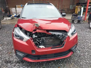 2020 Nissan Kicks SR with VIN 3N1CP5DV4LL565762, listed as a IAAI auction lot 40889527 with 98,722 mi miles. Bid and sale history available at carsss.com. Image 6.