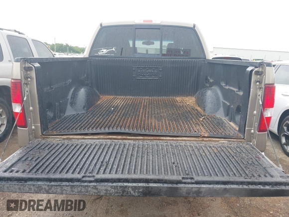2004 Ford F-150 XLT z VIN 1FTPW14554KB11422, wystawiony jako IAAI lot #42651609 z przebiegiem 238 157 mil mil oraz . Historia ofert i sprzedaży dostępna na DreamBid. Obrazek 16.