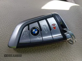 2019 BMW 5 Series 530i z VIN WBAJA5C50KBX87929, wystawiony jako IAAI lot #42546731 z przebiegiem 50 129 mil mil oraz . Historia ofert i sprzedaży dostępna na DreamBid. Obrazek 11.