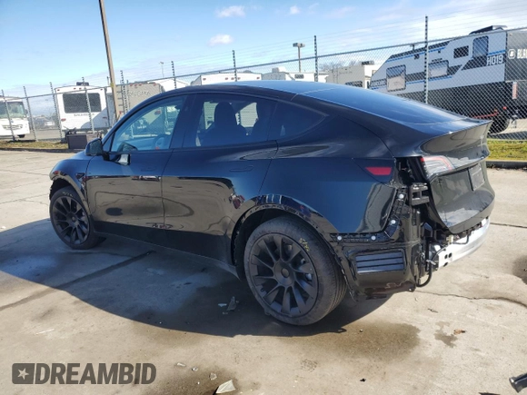 2025 Tesla Model Y Long Range with VIN 7SAYGDEDXSF239628, listed as a Copart auction lot 45468295 with 6,068 mi miles and Salvage Title. Bid and sale history available at DreamBid. Image 2.