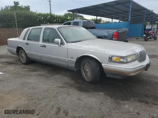 1996 Lincoln Town Car Signature with VIN 1LNLM82W7TY700245, listed as a Copart auction lot 68186004 with 134,509 mi miles and Clean Title. Bid and sale history available at carsss.com. Image 4.