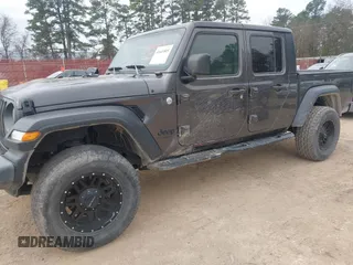 2020 Jeep Gladiator Sport S with VIN 1C6HJTAG2LL151865, listed as a IAAI auction lot 41649805 with 117,093 mi miles. Bid and sale history available at carsss.com. Image 2.
