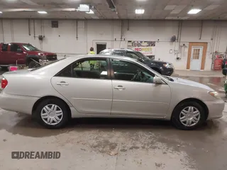 2005 Toyota Camry STD z VIN 4T1BE32K65U400652, wystawiony jako IAAI lot #41986431 z przebiegiem 218 412 mil mil oraz . Historia ofert i sprzedaży dostępna na DreamBid. Obrazek 13.