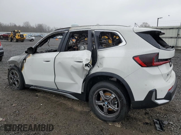2025 BMW X1 xDrive28i z VIN WBX73EF04S5205310, wystawiony jako Copart lot #51547245 z przebiegiem Nie podano mil oraz Szkody całkowita. Historia ofert i sprzedaży dostępna na DreamBid. Obrazek 2.