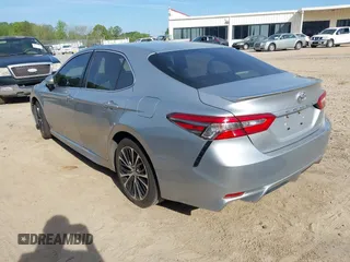 2018 Toyota Camry LE z VIN JTNB11HK7J3045966, wystawiony jako IAAI lot #42069246 z przebiegiem 138 960 mil mil oraz . Historia ofert i sprzedaży dostępna na DreamBid. Obrazek 3.