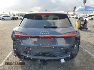2024 Audi Q8 e-tron Premium Plus z VIN WA15AAGE8RB038873, wystawiony jako Copart lot #76623264 z przebiegiem 5 993 mil mil oraz Szkoda całkowita • Salvage title. Historia ofert i sprzedaży dostępna na DreamBid. Obrazek 6.