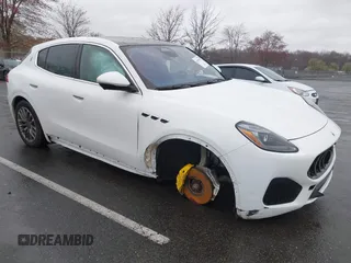 2023 Maserati Grecale GT z VIN ZN682AVA1P7416028, wystawiony jako IAAI lot #41950993 z przebiegiem 21 869 mil mil oraz . Historia ofert i sprzedaży dostępna na DreamBid. Obrazek 1.