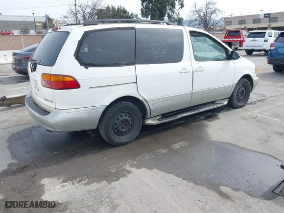 1998 Toyota Sienna LE with VIN 4T3ZF13C9WU088651, listed as a IAAI auction lot 41820184 with 172,808 mi miles. Bid and sale history available at carsss.com. Image 4.