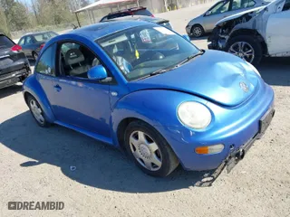 2000 Volkswagen New Beetle GLS with VIN 3VWCA21C9YM427262, listed as a IAAI auction lot 42050889 with 135,963 mi miles. Bid and sale history available at carsss.com. Image 1.