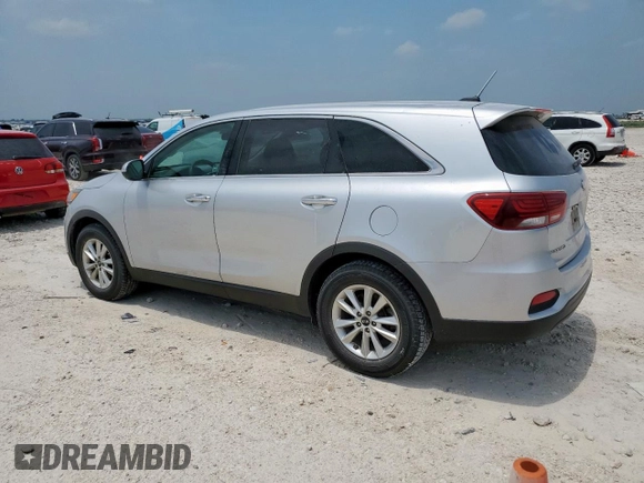 2019 Kia Sorento LX z VIN 5XYPG4A5XKG558737, wystawiony jako Copart lot #56864265 z przebiegiem 99 633 mil mil oraz Czysty tytuł • Clean title. Historia ofert i sprzedaży dostępna na DreamBid. Obrazek 2.